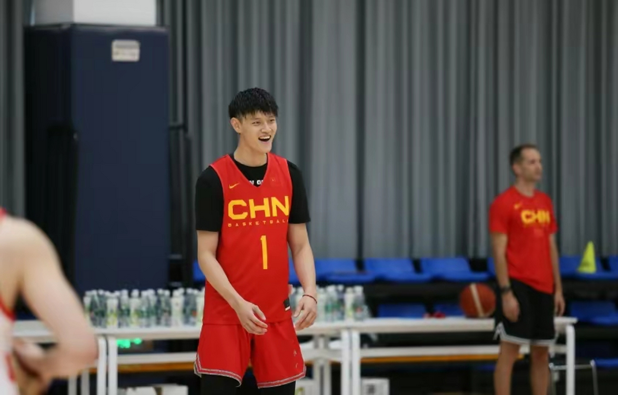 关于曾凡博的球风真的太容易受伤了，他的身体支撑不了这样的球风。的信息